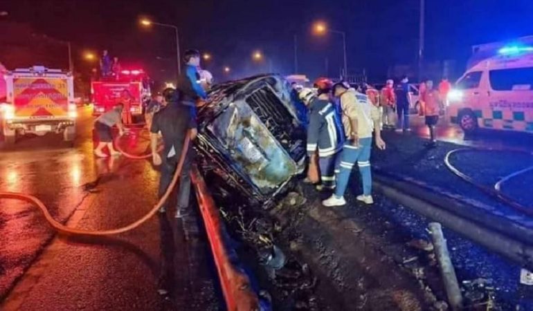 থাইল্যান্ডে যাত্রীবাহী গাড়ি উল্টে ১১ জন নিহত