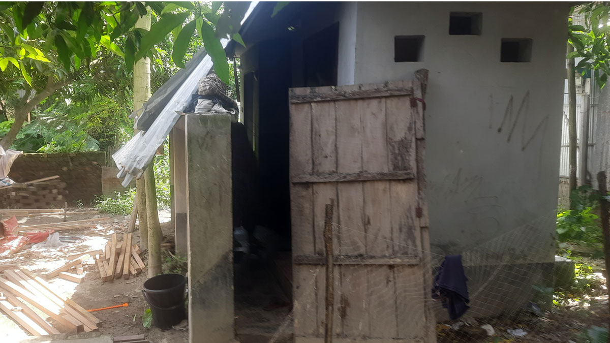 থাকার জায়গা নেই, টয়লেটে বাস করছে ৫ সদস্যের পরিবার