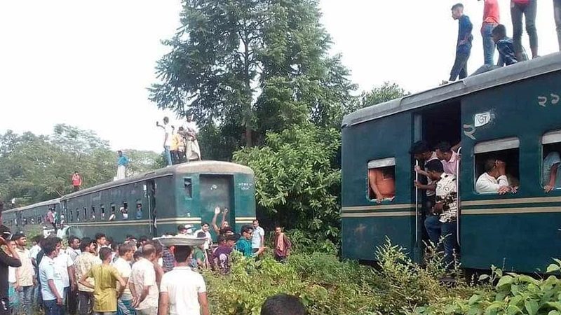 রায়পুরায় চলন্ত ট্রেনের ৩ বগি বিচ্ছিন্ন