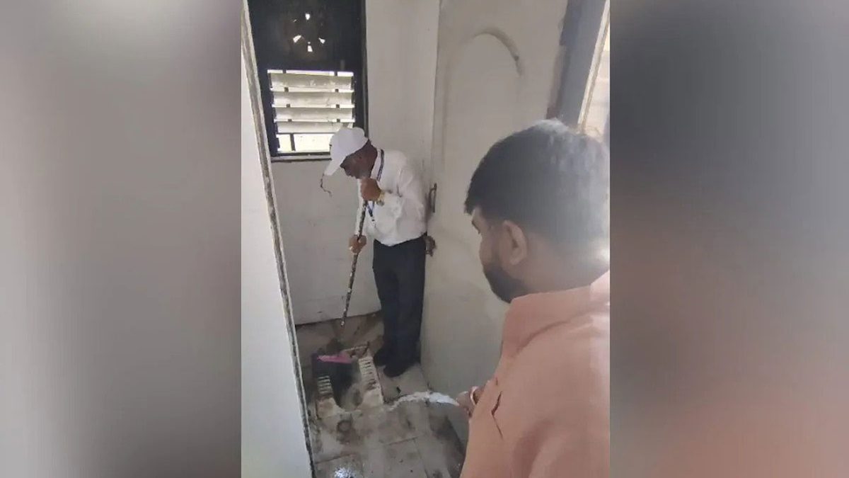 হাসপাতালের প্রধানকে দিয়ে টয়লেট পরিষ্কার করালেন এমপি (ভিডিও)