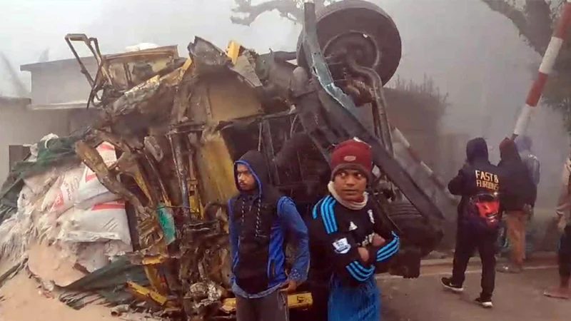 রেল ক্রসিংয়ে ট্রাকে ট্রেনের ধাক্কায় চালক-হেলপারের মৃত্যু