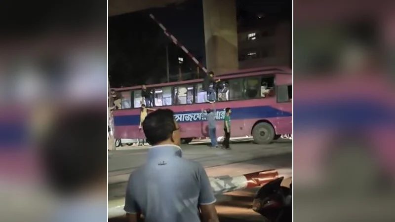 রেললাইনে আটকে গেল বাস, অল্পের জন্য রক্ষা পেলেন অর্ধশতাধিক যাত্রী