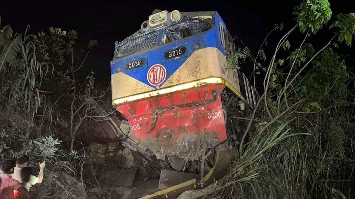 মালবাহী ট্রেনে সোনার বাংলার ধাক্কার ঘটনায় তদন্ত কমিটি