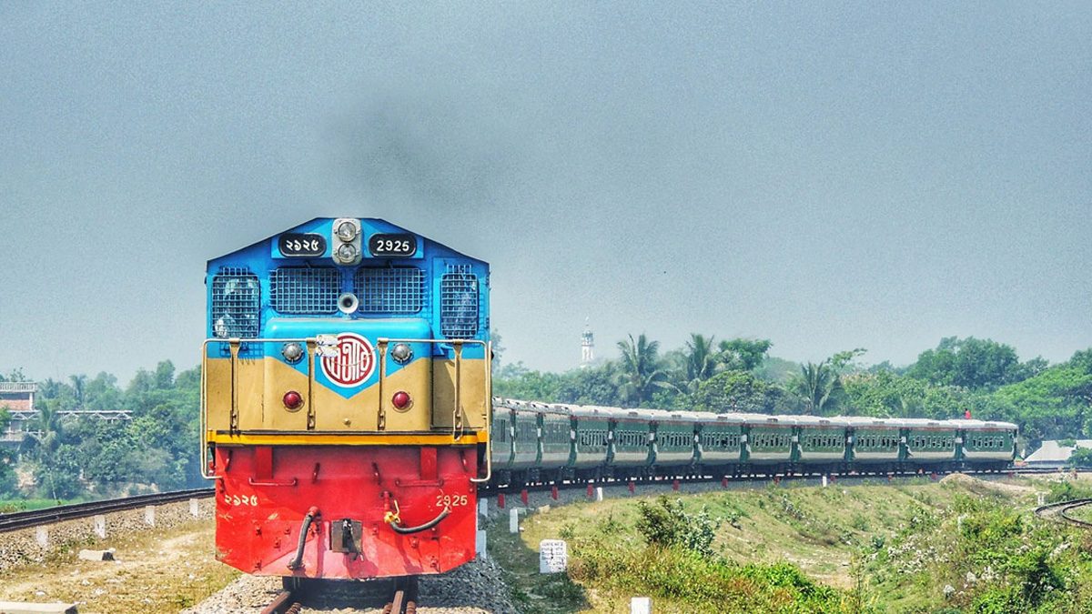 ট্রেনের দরজায় পা ঝুলিয়ে বসা ৫ যাত্রী আহত