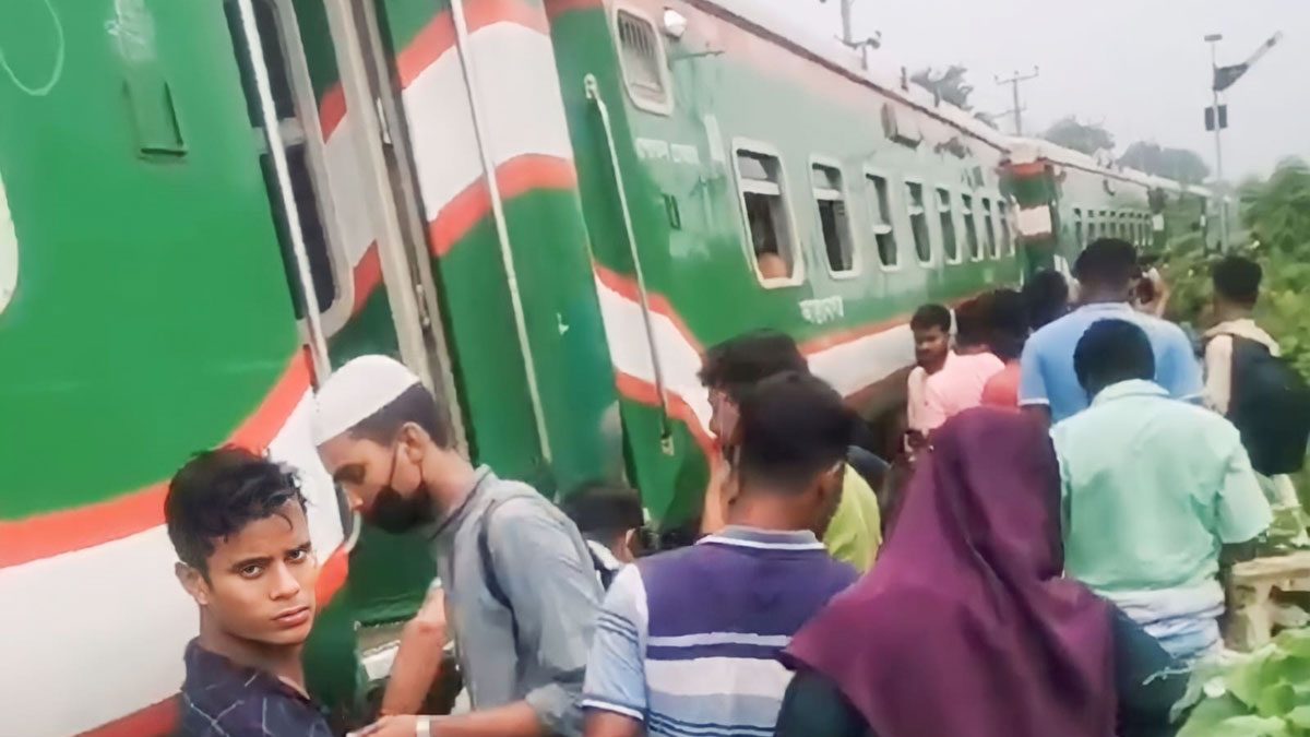 কিশোরগঞ্জে বগি লাইনচ্যুত, ট্রেন চলাচল বন্ধ