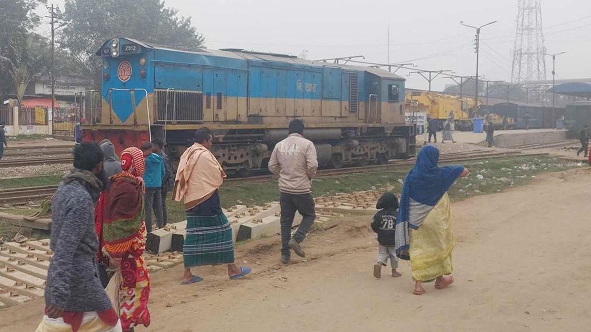 তুরাগ কমিউটার ট্রেনের ইঞ্জিন লাইনচ্যুত