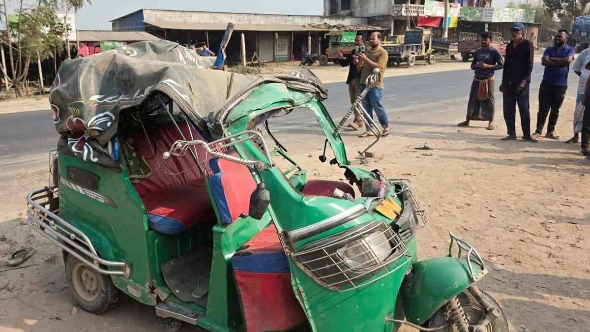 কুষ্টিয়ায় ট্রাকচাপায় দুমড়েমুচড়ে গেল অটোরিকশা, নিহত ৫