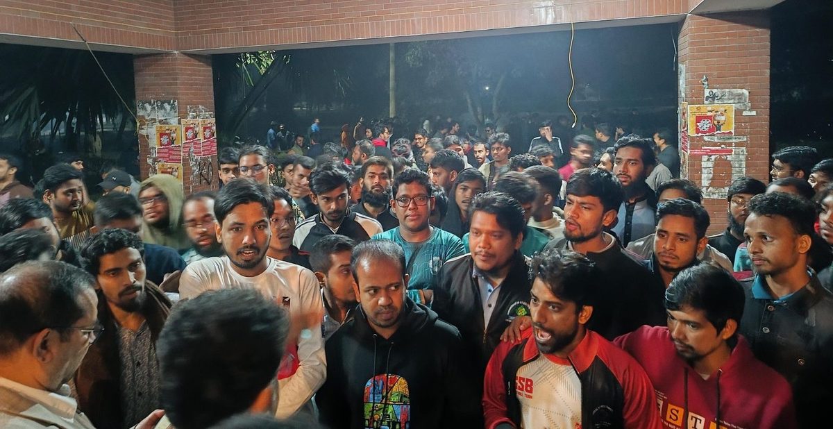 জাবির আবাসিক হলের পাশে একাডেমিক ভবন নির্মাণের বিরুদ্ধে শিক্ষার্থীদের বিক্ষোভ