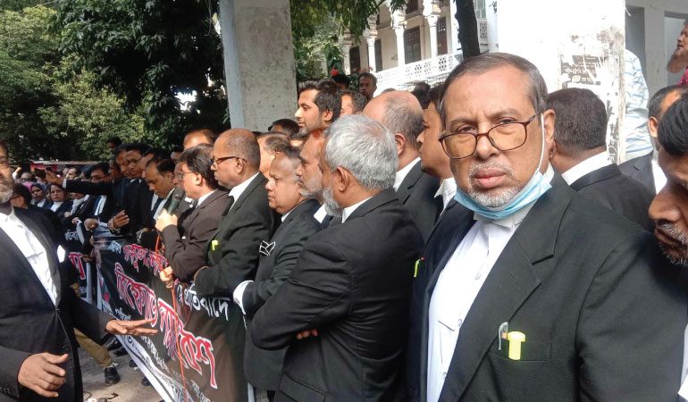 আইনজীবী হত্যার প্রতিবাদে সুপ্রিমকোর্টে জাতীয়তাবাদী আইনজীবী ফোরামের বিক্ষোভ