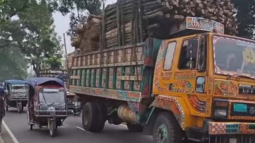 দাঁড়িয়ে থাকা ট্রাকে পিকআপের ধাক্কা, নিহত ৪