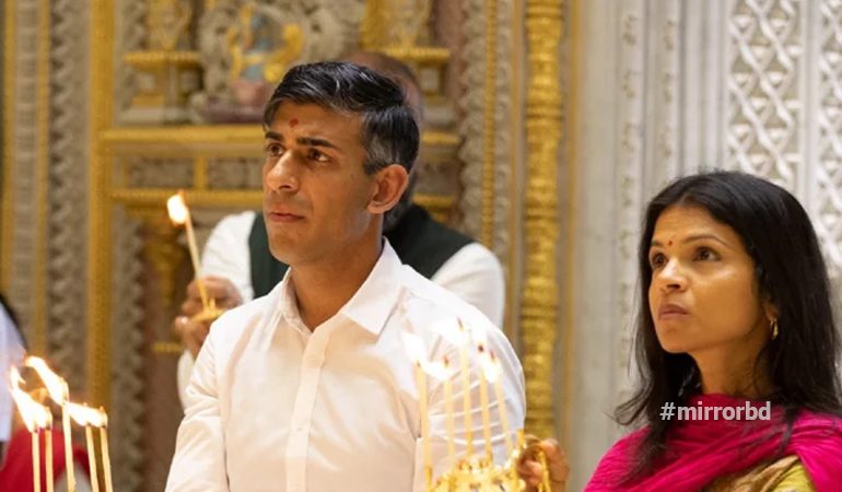 খালি পায়ে মন্দিরে সস্ত্রীক ঋষি সুনাক