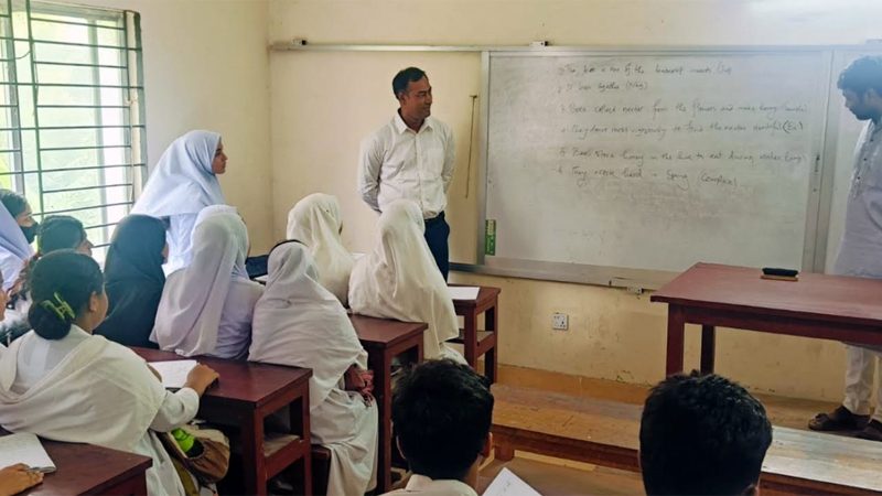 স্কুল পরিদর্শনে গিয়ে ক্লাস নিলেন ইউএনও