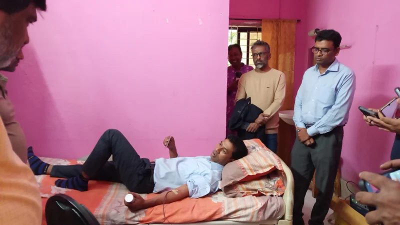 মূমুর্ষ রোগীর জীবন বাঁচাতে হাসপাতালে গিয়ে রক্ত দিলেন ইউএনও!
