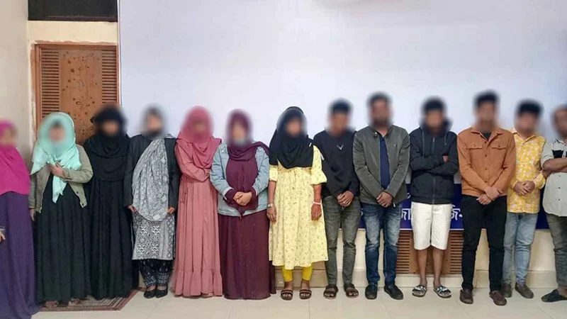 গভীর রাতে হোটেল ও কটেজ থেকে ১৩ তরুণ-তরুণী আটক