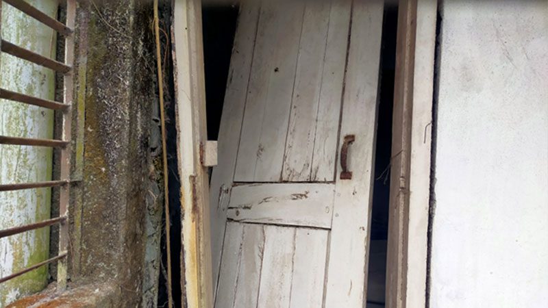 নোংরা-আবর্জনায় জরাজীর্ণ কোয়ার্টার ভবন এখন মাদকসেবীর আস্তানা