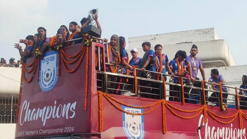 ছাদখোলা বাসে চড়ে বাফুফের পথে সাফ চ্যাম্পিয়নরা