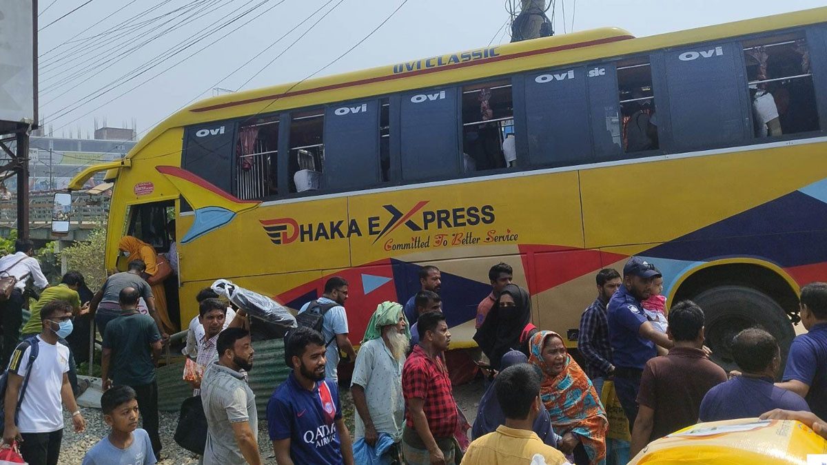 ঈদ যাত্রায় নিয়ন্ত্রণ হারিয়ে বাস খাদে, অল্পের জন্য বাঁচলো যাত্রীরা