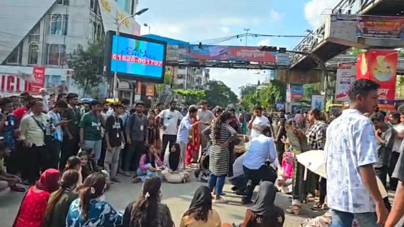 শিক্ষাবোর্ড থেকে ফিরে আবারও সায়েন্স ল্যাব মোড়ে শিক্ষার্থীদের অবস্থান