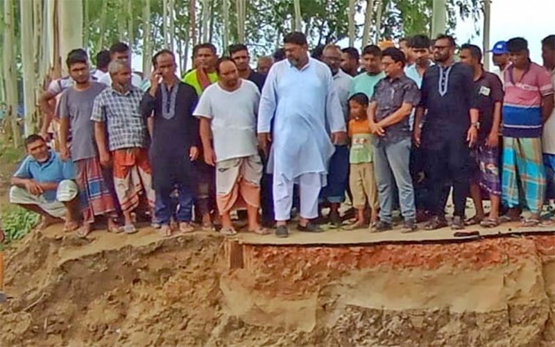 আত্রাইয়ে বাঁধ ভেঙে ভোগান্তিতে মানুষ, পরিদর্শনে এমপি সুমন