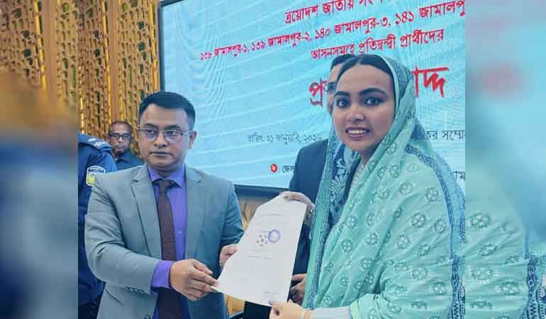 ফুটবল নিয়ে নির্বাচনী মাঠে জামালপুরের একমাত্র নারী প্রার্থী পূথি