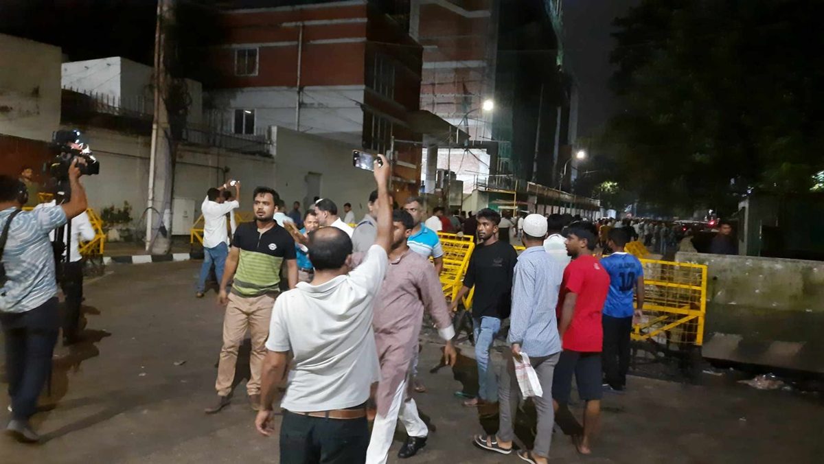 আনসারদের সরিয়ে দিয়ে ছাত্র-জনতার ‘ভুয়া ভুয়া’ স্লোগান
