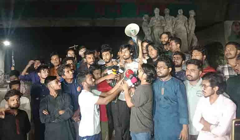 আ.লীগকে নিষিদ্ধ করার দাবিতে মধ্যরাতে ঢাবিতে বিক্ষোভ