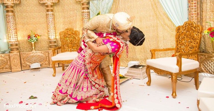 বিয়ের আসরে নববধূকে বরের চুমু,বরের পরিবারকে মারধর