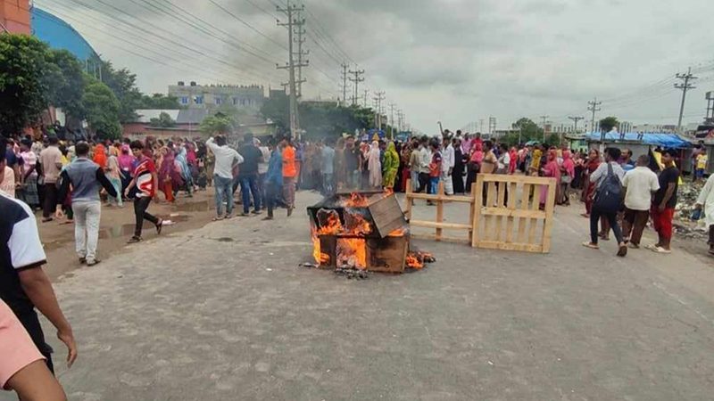বকেয়া বেতন পরিশোধের দাবিতে শ্রমিকদের মহাসড়ক অবরোধ