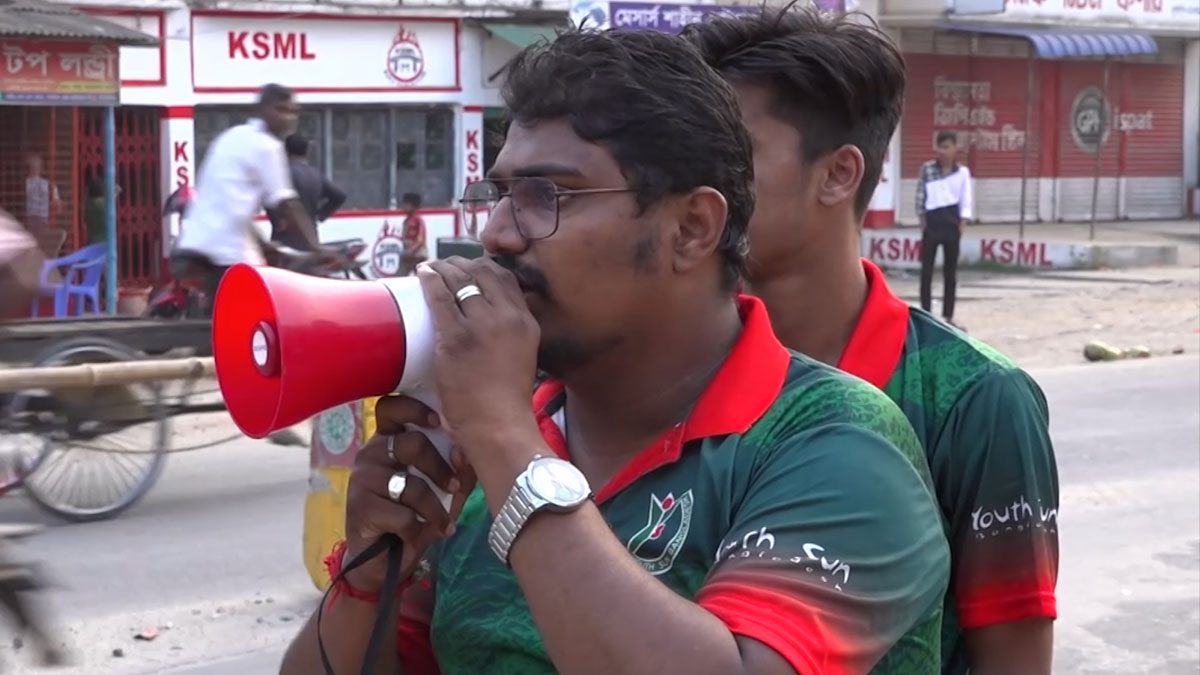 ঝিনাইদহে মাইকিং করে ইফতারের দাওয়াত দিচ্ছেন হিন্দু যুবক