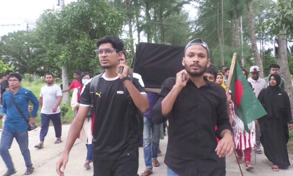 বশেমুরবিপ্রবিতে প্রতীকী কফিন কাঁধে শোক মিছিল ও গায়েবানা জানাজা