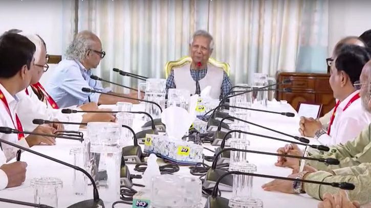 সরকার পরিচালনায় ভুলত্রুটি থাকলে ধরিয়ে দিন, আহ্বান প্রধান উপদেষ্টার