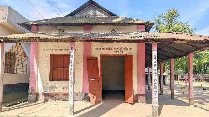 তালা ভেঙে টিসিবির ৩১ বস্তা ডাল লুট