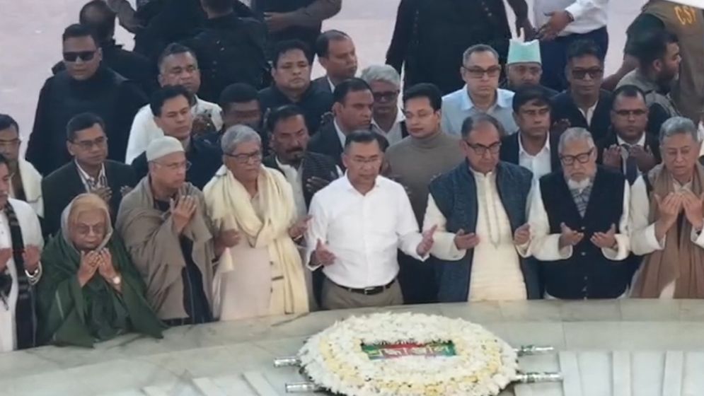 বাবার কবরে শ্রদ্ধা নিবেদন করলেন তারেক রহমান