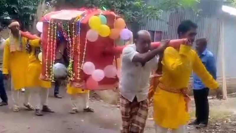 পালকিতে চড়ে বিয়েবাড়ি এলেন বর