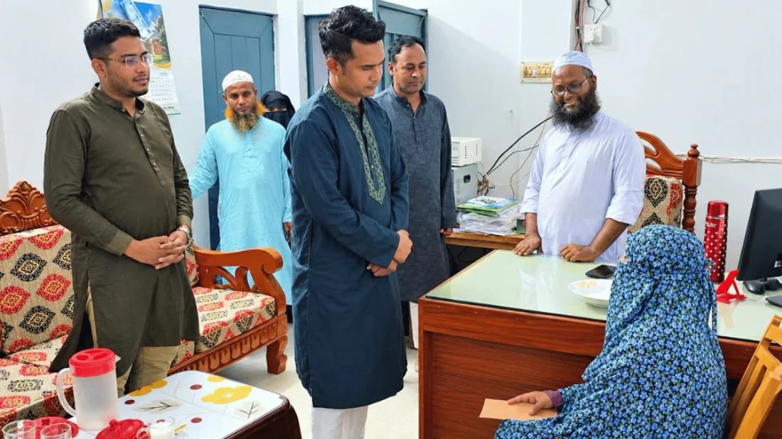আদালতের হস্তক্ষেপে মাকে ঘরে তুললেন গ্রামপুলিশ ছেলে, চাইলেন ক্ষমা