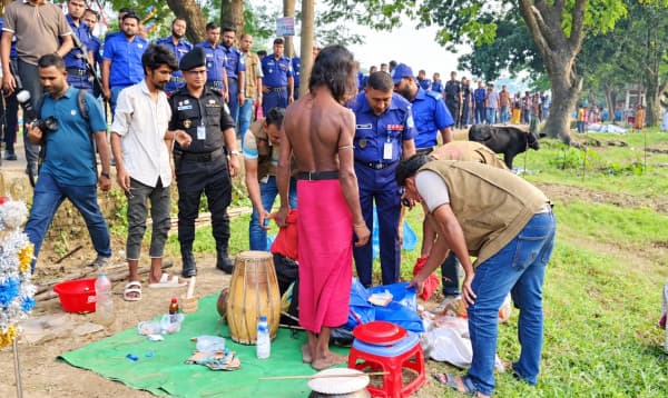 কুষ্টিয়ার লালন মেলায় মাদক নিয়ন্ত্রণে আখড়ায় অভিযান চালাল পুলিশ