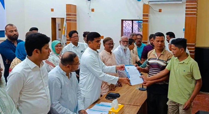 পঞ্চগড়ে ১ কোটি ৭৫ লাখ টাকার অনুদানের চেক বিতরণ