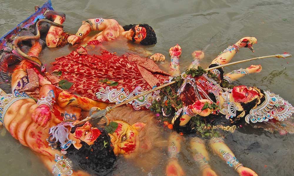 প্রতিমা বিসর্জনের মধ্য দিয়ে দেবী দুর্গার বিদায়