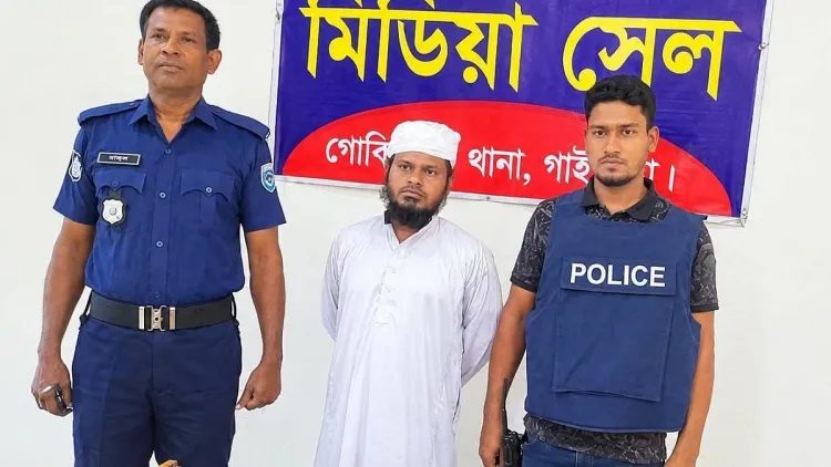 প্রবাসীর স্ত্রীর ভিডিও ছড়ানোর ভয় দেখিয়ে অর্থ আদায়, মাদ্রাসাশিক্ষক গ্রেপ্তার