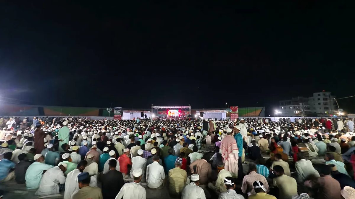 লংমার্চ ঘিরে সন্ধ্যা নামতেই কানায় কানায় পূর্ণ কুষ্টিয়ার আবরার ফাহাদ স্টেডিয়াম