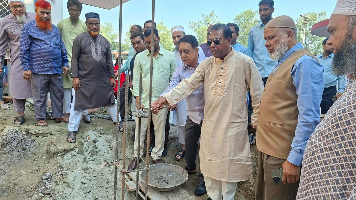 বগুড়া মহিলা ডিগ্রি কলেজের নবনির্মিত ভবনের ভিত্তিপ্রস্তর স্থাপন করেন বগুড়া-৬ (সদর) আসনের সংসদ সদস্য. রেজাউল করিম বাদশা।