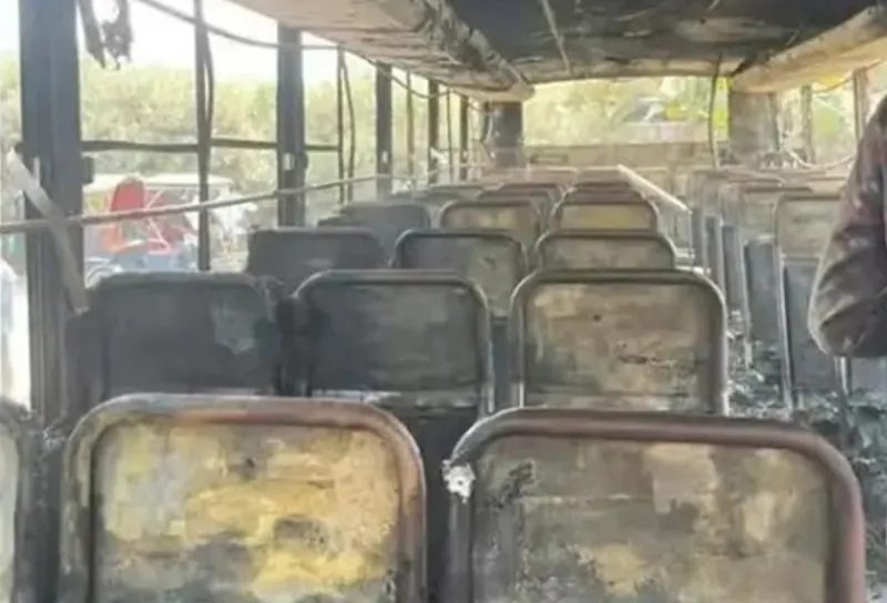 জগন্নাথ বিশ্ববিদ্যালয়ের বাসে আগুন