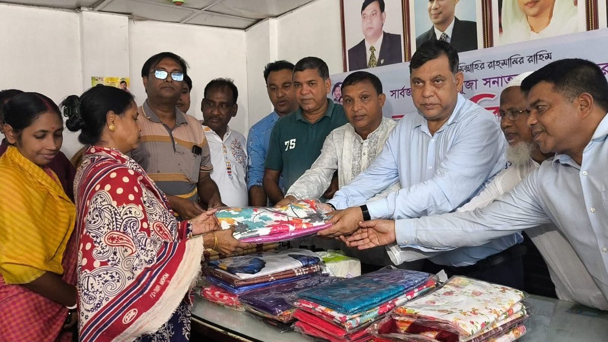 দুর্গাপূজা উপলক্ষে জামালপুরে যুবদল নেতার রাজুর বস্ত্র বিতরণ