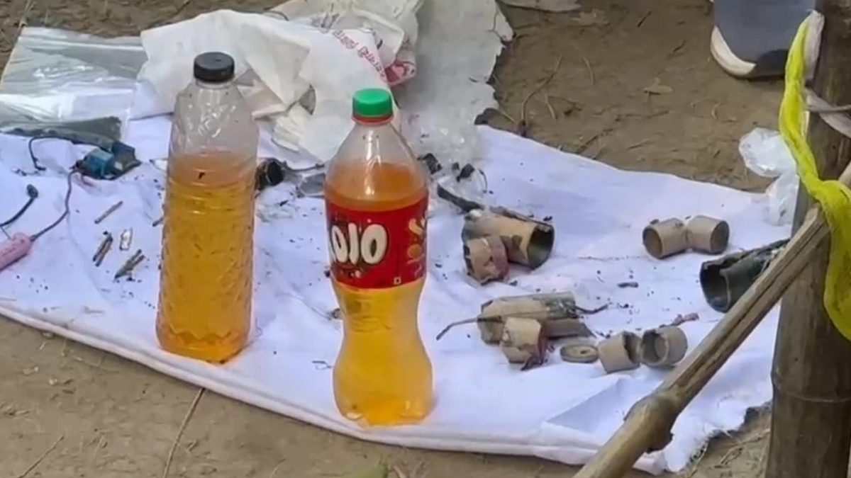 কুষ্টিয়ায়  লালন আখড়া বাড়ির ভেতর থেকে ‘বোমাসদৃশ’ বস্তু উদ্ধার