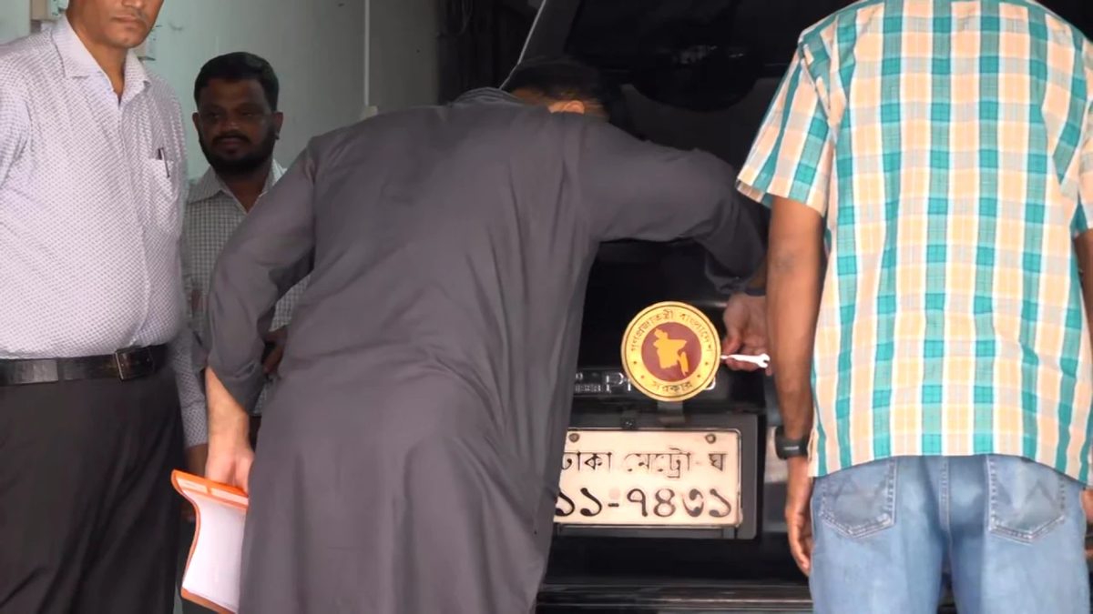 গাড়ি থেকে নিজ হাতে সরকারি লোগো খুললেন ইশরাক