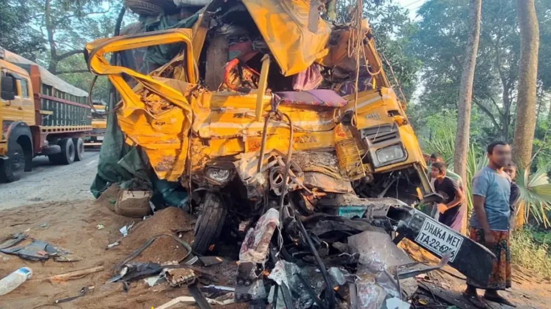 নাটোরে যাত্রীবাহী বাস-ট্রাকের সংঘর্ষে নিহত বেড়ে ১৪