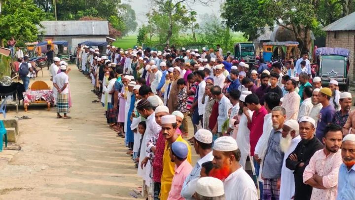 সড়ক দুর্ঘটনা নিহত সাতজনের দাফন সম্পন্ন, একই পরিবারের চারজনের পাশাপাশি কবর