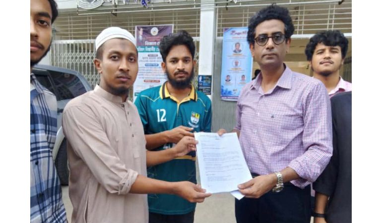 জাবিপ্রবিতে ইউজিসি সদস্যের নিকট ২১ দফা দাবিতে শিক্ষার্থীদের স্মারকলিপি প্রদান