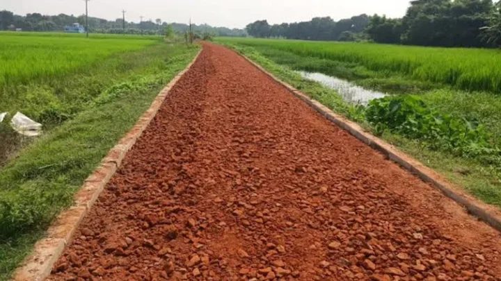 ৯৭ লাখ টাকার সড়কে নিম্নমানের খোয়া, ঠিকাদারকে চূড়ান্ত নোটিশ