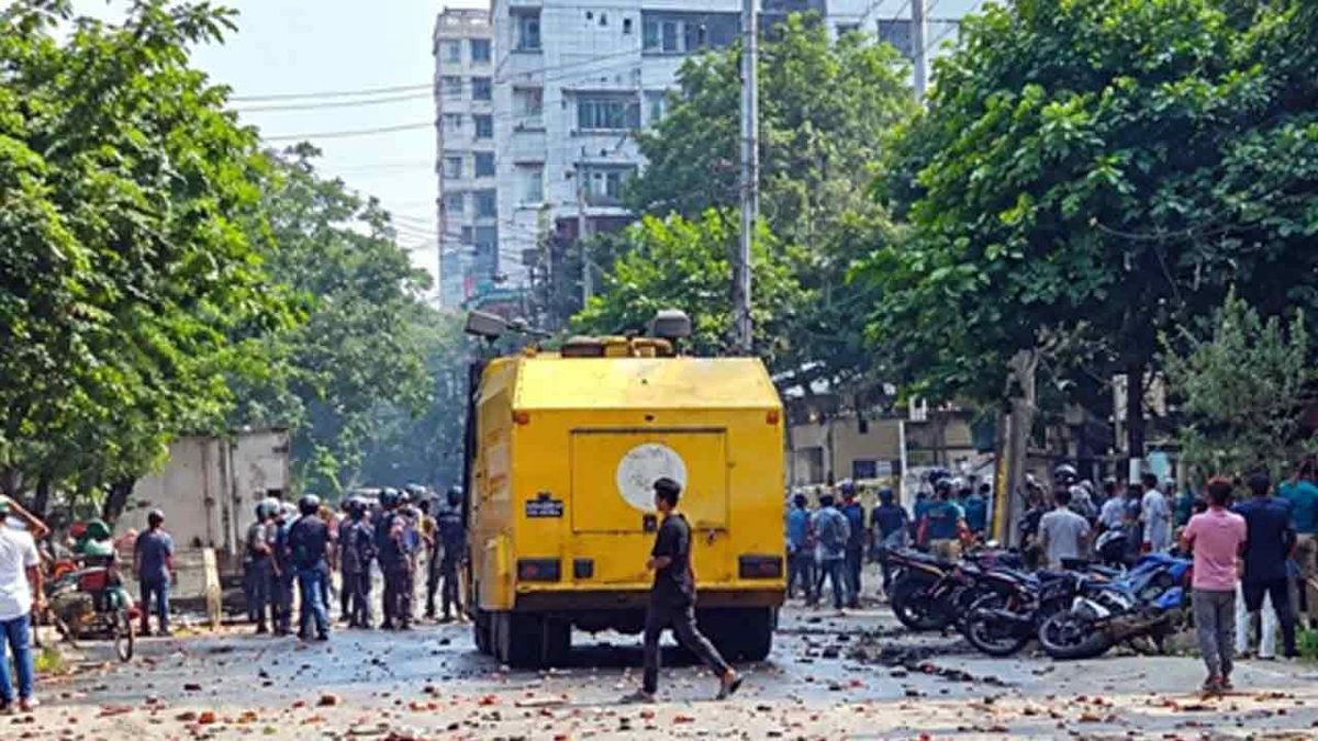 উত্তরায় পোশাক শ্রমিক-পুলিশ সংঘর্ষ, আহত ৫০